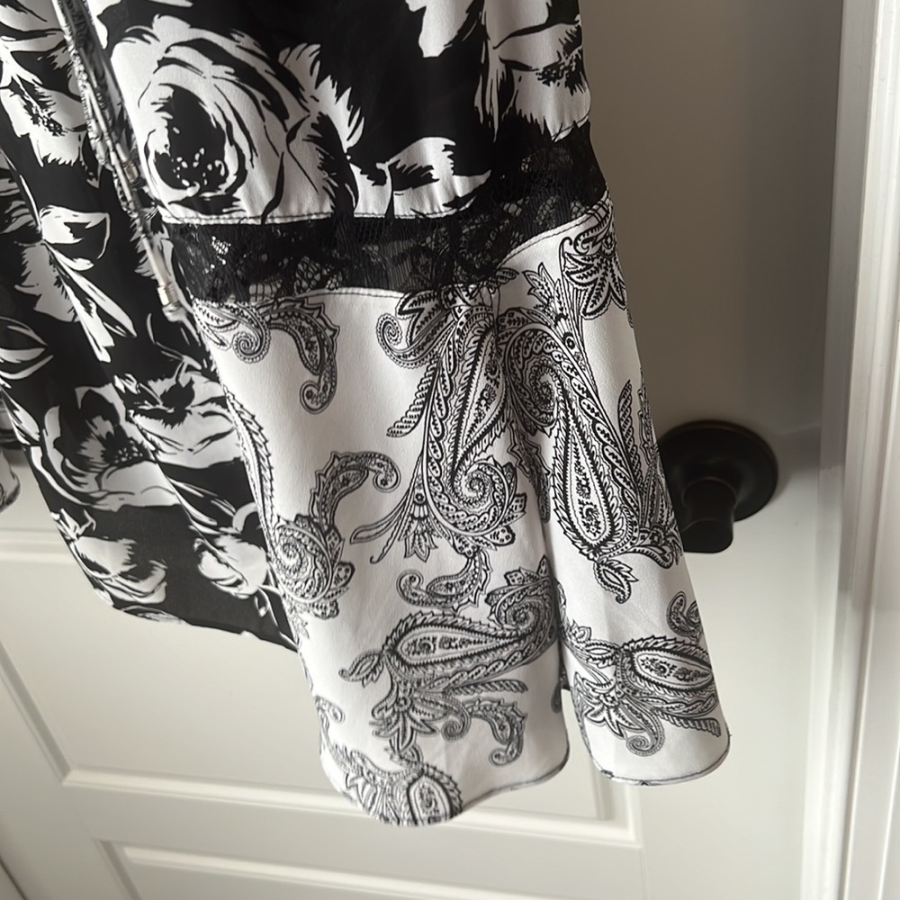 White House Black Market Blouse w/Flared Sleeve Small - Picture 5 of 7
